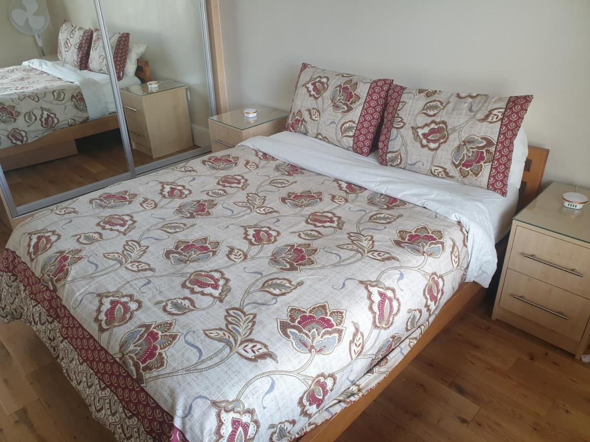 London Luxury 2 Bedroom Flat 5Min Walk From Overground, With Free Wifi, Free Parking-Sleeps X6 Ilford Dış mekan fotoğraf
