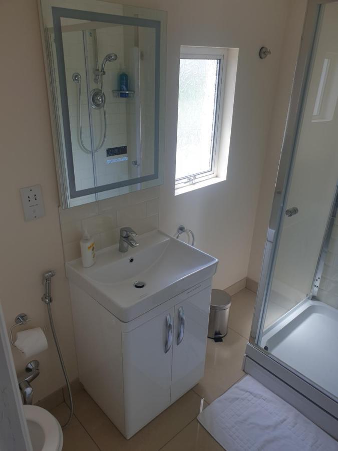 London Luxury 2 Bedroom Flat 5Min Walk From Overground, With Free Wifi, Free Parking-Sleeps X6 Ilford Dış mekan fotoğraf